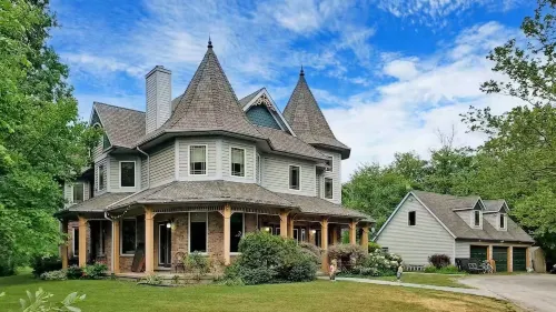 Farm-Style Retreat Near Niagara Falls on 58 Acres - bars