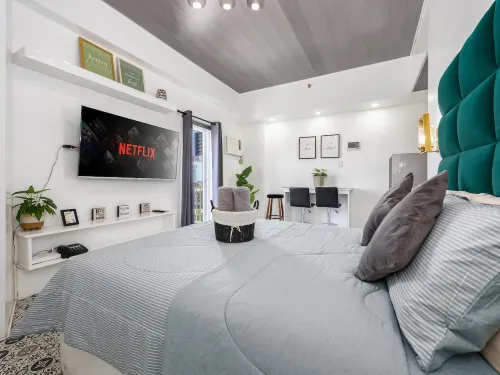 Jolenia by J&J | Studio near airport w/ pool & gym - balcony