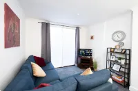 Restful 4BDR Home | Fast WiFi & Free Parking | - 2 stelle