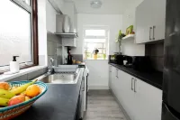 Restful 4BDR Home | Fast WiFi & Free Parking | - 2 stelle