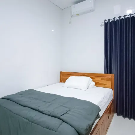 Widi Guest House near GWK Mitra RedDoorz
