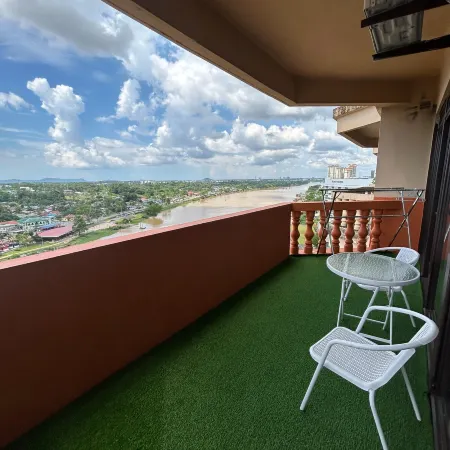 Highfloor Riverbank Suites  level 12