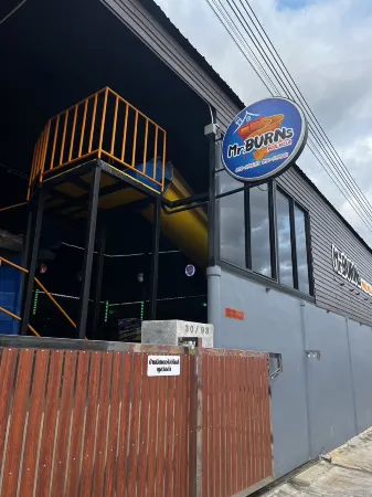 Mr.BURNs Poolvilla Cha-am Отели рядом с достопримечательностью «Suwanmas Mongkol Temple»