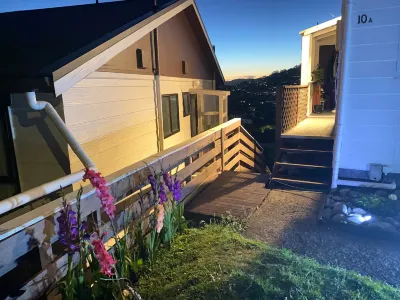 Cozy, relaxing bedrooms with a mountain view in Johnsonville, close to CBD and picton ferry โรงแรมใน