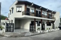 Casa Leveria Unit 7 w/ Balcony (Inquire Parking Availability) Hotel in zona MCGI Imus, Cavite