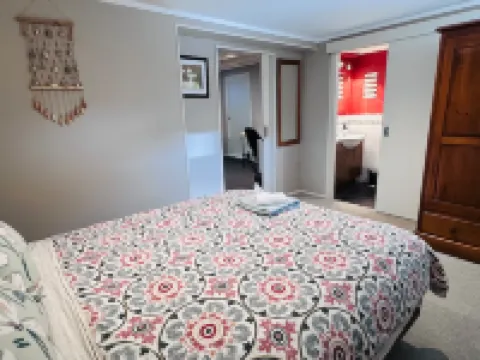 Large 1Br Suite and Private Lounge