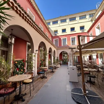 HOTEL DE PARIS Hotels near Popeye