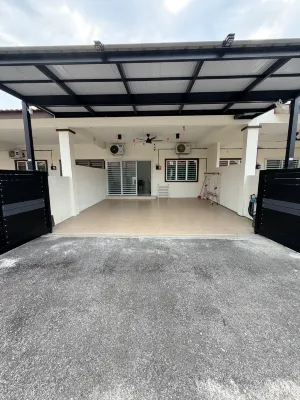 Small yard homestay Sungai Siput cozy 3BR 6-8 Person