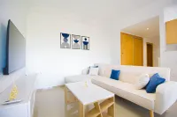 Bright Blue Retreat | Balcony & Pool - 3성급