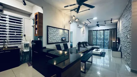 Johor Cozy Home | 2 Rooms & Easy Parking |Fast WiFi ! Отели в г. Plentong