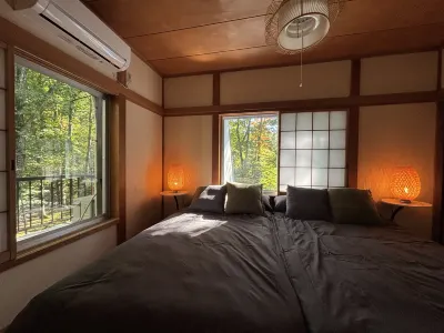 Kawa No Mori Villa Karuizawa - Ghibli-like Enchanted Riverside Moss Garden Forest Retreat 오마에 역 주변 호텔