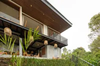 Asahan Munduk Cabin Hotels near Git Git Waterfall
