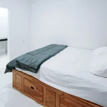 Widi Guest House near GWK Mitra RedDoorz