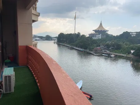 Nicely Riverbank suites 405 @Riverview Отели рядом с достопримечательностью «Sarawak Orchid Garden»