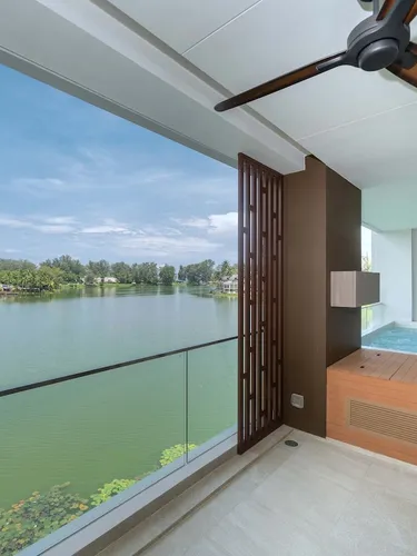 รูปภาพของStylish Lakeview Apt | 2BR 2BA + Balcony Views and Private Jacuzzi