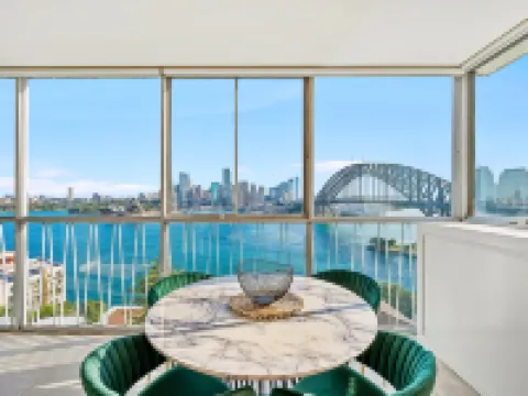 Sydney's Landmark Views from Luxury 2Bd Apt Hotels in Kirribilli