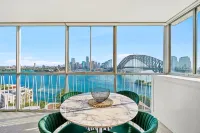 Sydney's Landmark Views from Luxury 2Bd Apt Hotels in Kirribilli