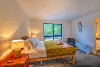 Blue Gum Retreat Hotels near BIG4 Iluka on Freycinet Holiday Park