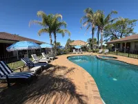 Capricorn Motor Inn - Pools
