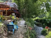 Good Life Dacha Riverside & Parkside Retreat Hotel di Pai