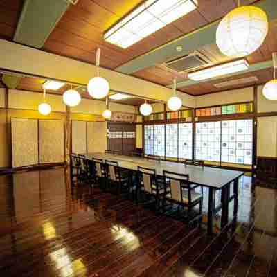 泊゜TSUETATE|【旧四季の宿 わかのや】|完全無人の1棟貸し温泉宿|20名|1日1組限定 Rooms