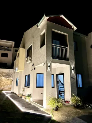 Ocean Vista | 2-Bedroom | Entire Modern House with Ocean Views, Pool, Gym | Nearby Beaches - 홈스테이