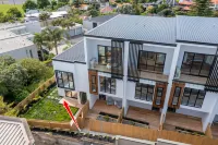 Orakei Gem - Seaview 3-Bedroom Townhouse コヒマラマビーチ周辺のホテル