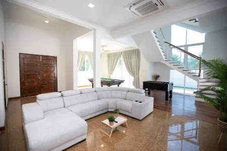 Tanjung Bungah 5BR Villa w pool 20pax Отели рядом с достопримечательностью «Tanjung Bungah Floating Mosque»