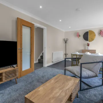 Lochee 1 - Large 4 Bedroom House with 6 Beds and 3 bathrooms, TVs in each room, Free Parking