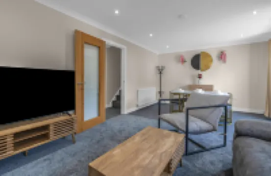 Lochee 1 - Large 4 Bedroom House with 6 Beds and 3 bathrooms, TVs in each room, Free Parking