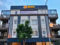 Sun Suite Hotels near Lower Duden Waterfalls