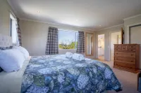 Crystal Waters by Ohana – Tranquil Lake Stay with
