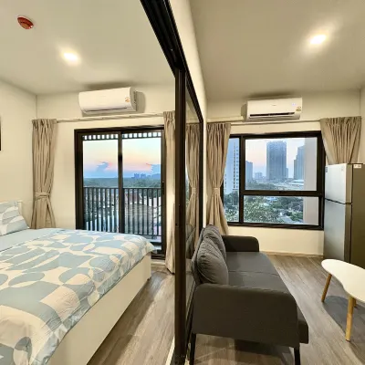 1-minute walk toBTSWutthakat/swimming pool /gym / 300Mbps internet / brand new apartment building Hotels near BTS-Wutthakat