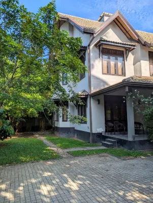 Cozy Private Upstairs Suite｜10 Min Airport｜Balcony - 3-نجوم