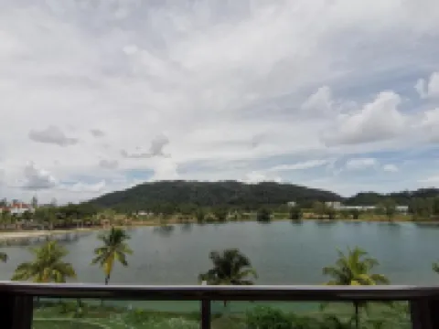 Spacious & Homey Apartment at Marina Island by JoMy Homestay โรงแรมใน