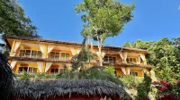 Coco Sunset Beach Resort Maite Marine Sanctuary附近的飯店