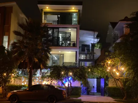 M Villa Nha Trang Отели рядом с достопримечательностью «MerPerle Sparkling Waves»