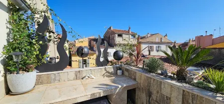 Loveroom la Garçonn'Hyères Отели в г. Пьерфё-дю-Вар