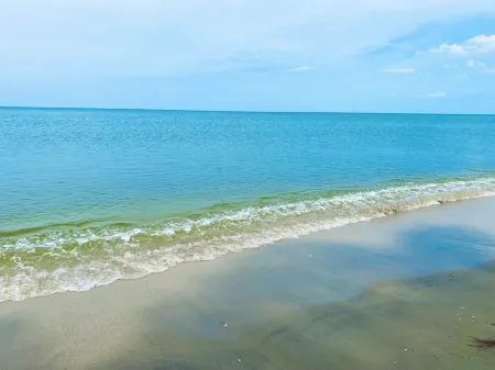 Busaba Villa Sea Views Отели рядом с достопримечательностью «Wat Yang Yai»