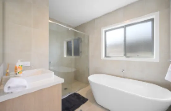 Spacious 5-bedroom building in brilliant Austral with AC