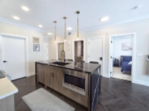 Family Stylish 1BR and Den Condo -Apartment w/City View, DT, Balcony, Parking, Laundry!