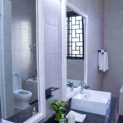 3bd mansion w/lakeview, mins to the expressway Rooms