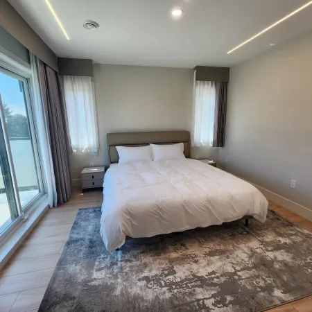 Luxury 3-Bedroom Home Modern Retreat in Vancouver
