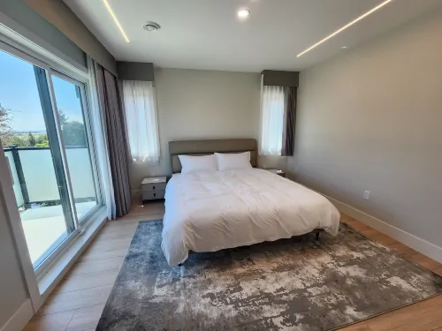 Luxury 3-Bedroom Home Modern Retreat in Vancouver