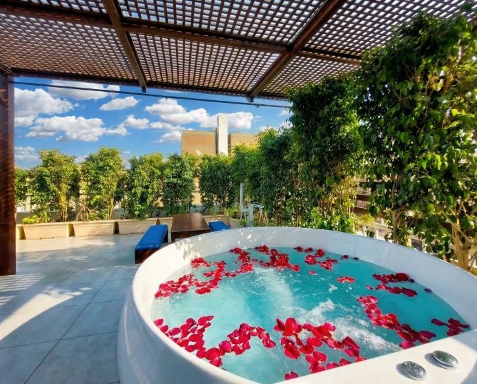 Downtown Private Studio | Rooftop Jacuzzi & Views