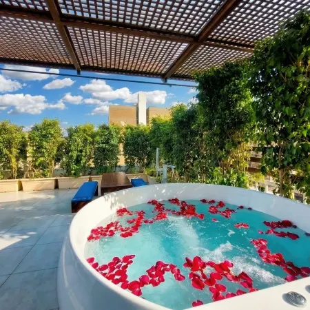 Downtown Private Studio | Rooftop Jacuzzi & Views