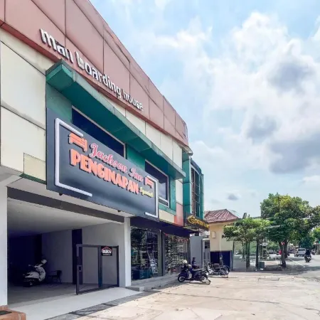 Urbanview Syariah Jackson Living near Stasiun Malang