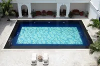 Ritz Plaza - Rooftop Pools
