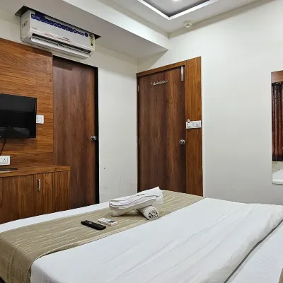 Hotel Divya Palace Các khách sạn gần TT thương mại AlphaOne