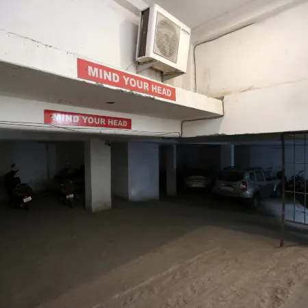 Hotel Park Suites At Airport Отели рядом с достопримечательностью «Университет Джавахарлала Неру»